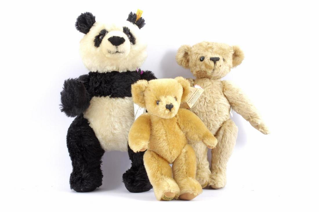 Steiff panda bear, 44 cm high and 2 English bears Merry: Steiff panda bear, 44 cm high and 2 English bears Merry Thoughts, 25 and 35 cm