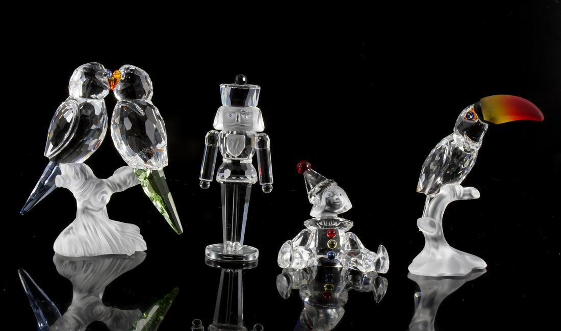 4 Swarovski crystal figurines, male, 8 cm high, Toucan,: 4 Swarovski crystal figurines, male, 8 cm high, Toucan, 2 parrots on branch and clown
