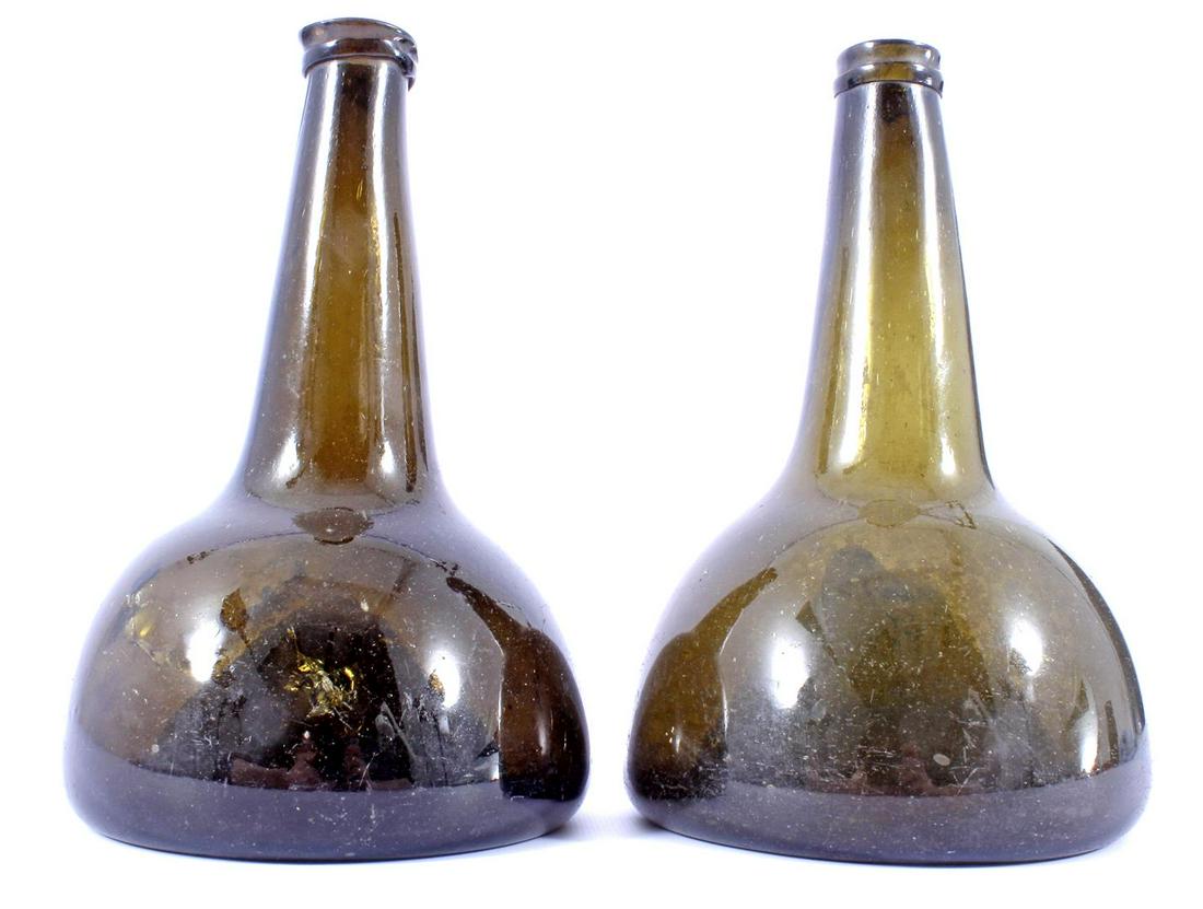 2 brown glass 18th century bottles / cat heads, 21 cm: 2 brown glass 18th century bottles / cat heads, 21 cm high (1 with crack) & nbsp;