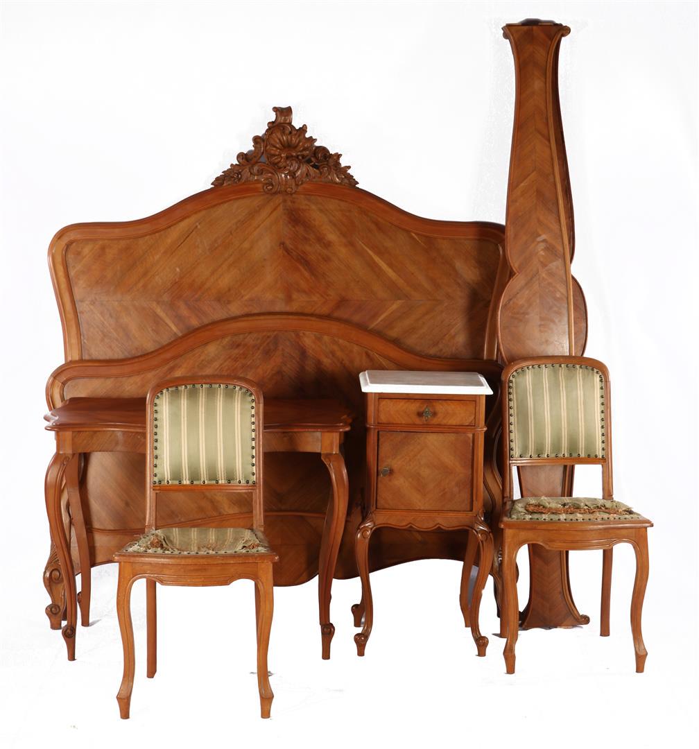Walnut bedroom furniture: Walnut bedroom furniture in Louis XV style b.u. bed conversion with mattress size 199x140 cm, side table 76 cm high and top size 100x63 cm, bedside table with marble top, 85.5 cm high and top size 42.