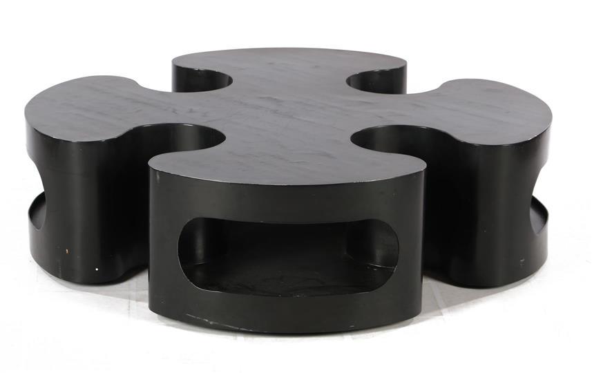 Space Age coffee table: Black sprayed plastic Space Age coffee table with 4 open storage spaces, four-leaf clover, 30 cm high and 100 cm diameter