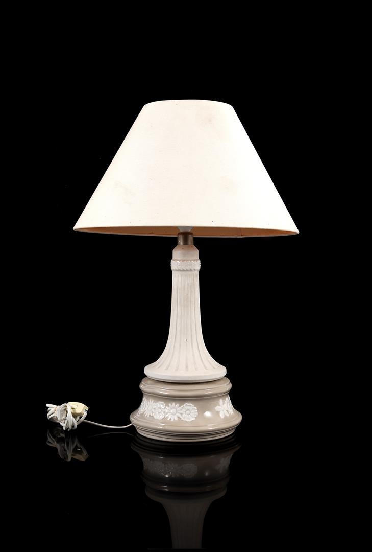Lladro porcelain lamp nr. 4751, Minerva: Lladro porcelain lamp & nbsp; nr. & Nbsp; 4751, Minerva, Lampara & nbsp; Faro Decoracion MInerva, design Julio Fernandez, period 1971-1979, 67 cm high (shade damage) & nbsp;