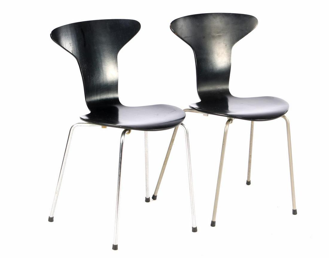 Arne Jacobsen (1902-1971): Arne Jacobsen (1902-1971)2 blackened plywood school chairs on tubular frame base, design from 1955 Arne Jacobsen for Fritz Hansen, model Mug / Mosquito, & nbsp; originally designed for the Munkegaard