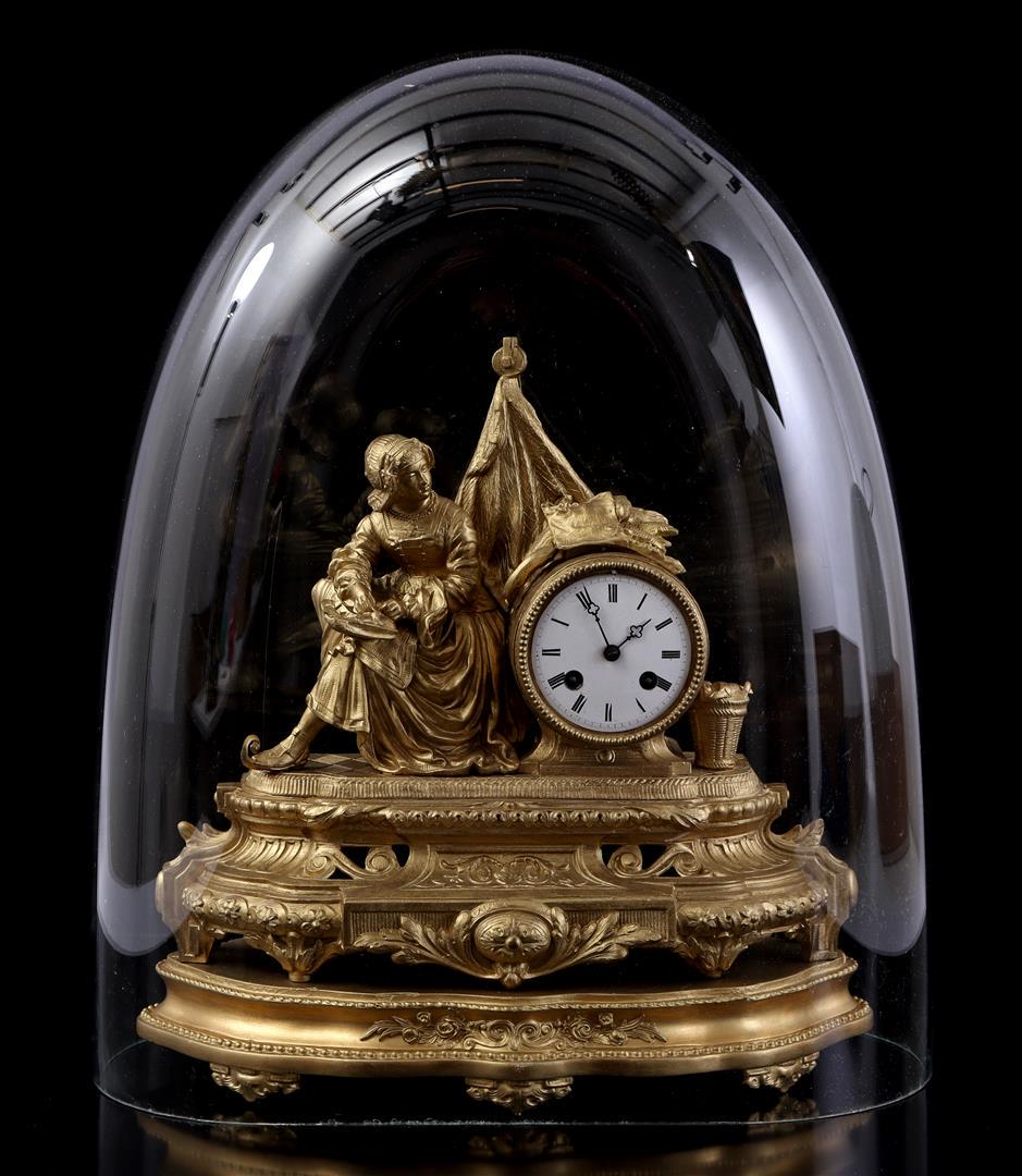 Zamak mantel clock: Zamak mantel clock, marked Henri Julien Paris 31.5 cm high, 36 cm wide, with wooden base 5.5 cm high, 38 cm wide and glass dome 51.5 cm high, 43x21.5 cm