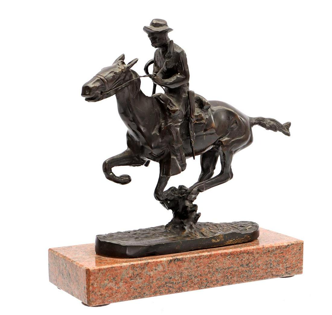 Bronze statue: Bronze statue of a cowboy on horseback, after Frederic Remington, on a stone base 27 cm high, 26 cm wide cm