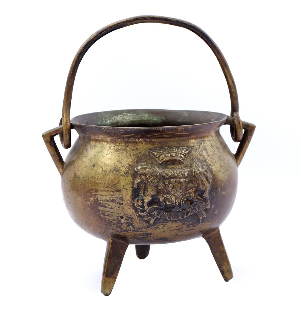 Bronze pot: Bronze pot on 3 legs with weapon inspired by a model from 1723, measured without handle 14.5 cm high, 2.7 kilograms