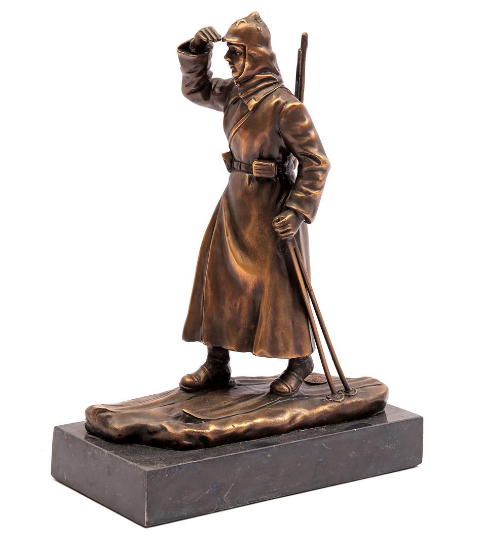 Decorative bronze statue (1 of 1)