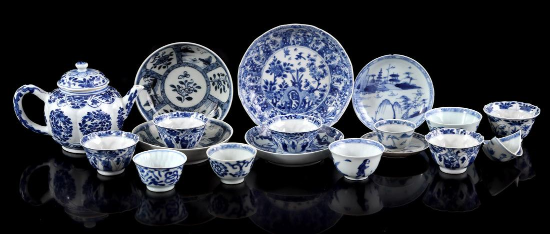 Lot of porcelain tea set with different blue and white: Lot of porcelain tea set with different blue and white decor, China 18th/19th century, teapot 10.5 cm high (various damage)
