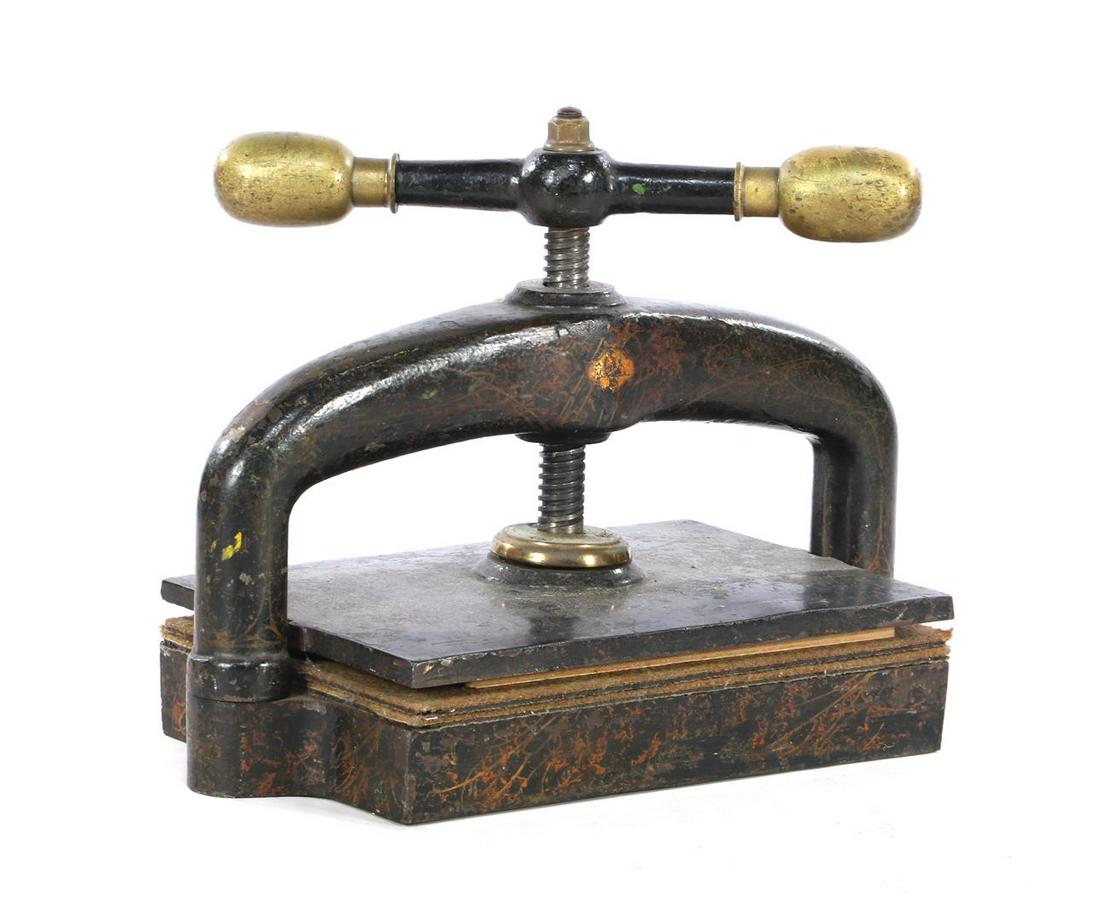 Cast iron book press with brass handles: Cast iron book press with brass handles, 39 cm high, 49x26 cm. 51,25 kilogram