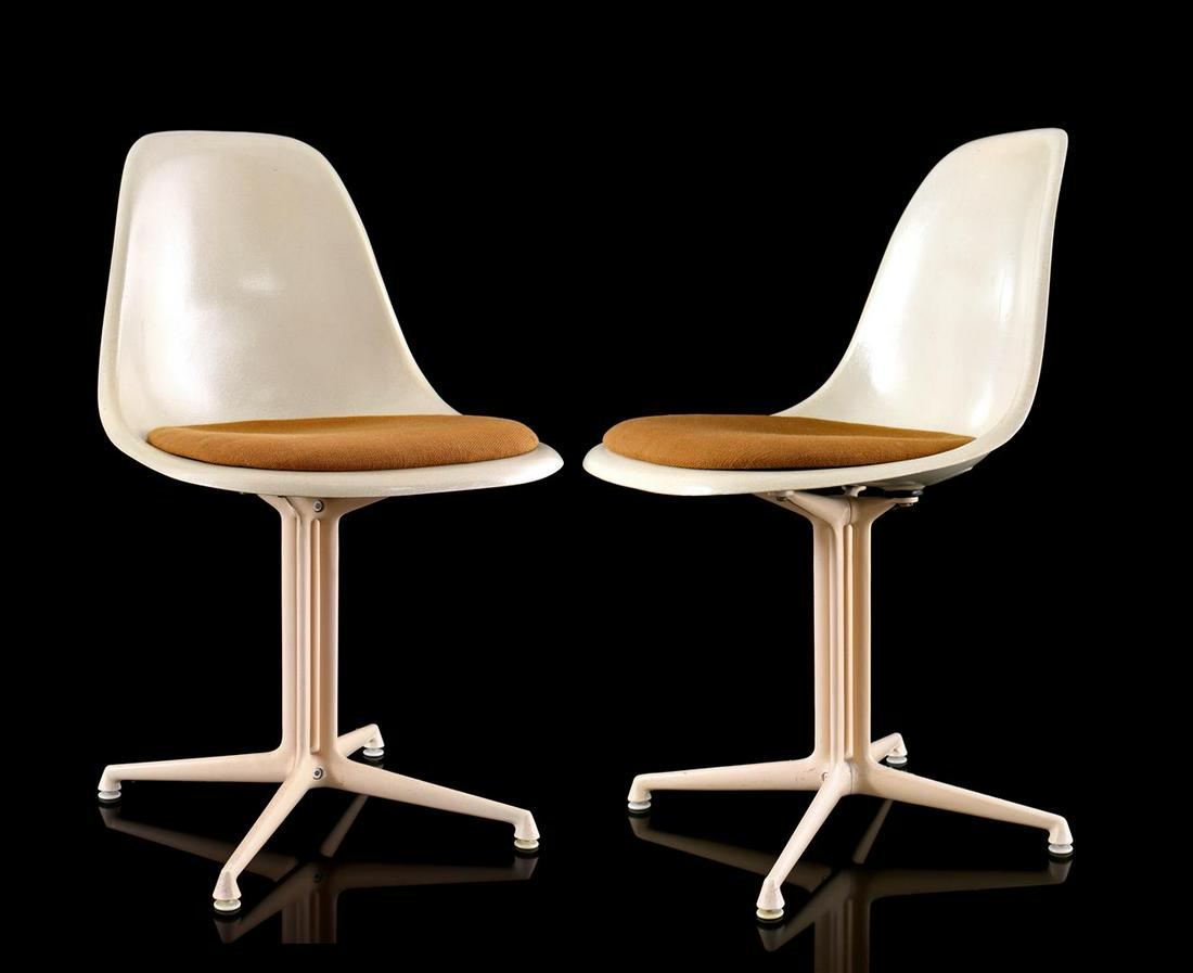 Charles & Ray Eames 2 fiberglass dining room chairs (1 of 3)