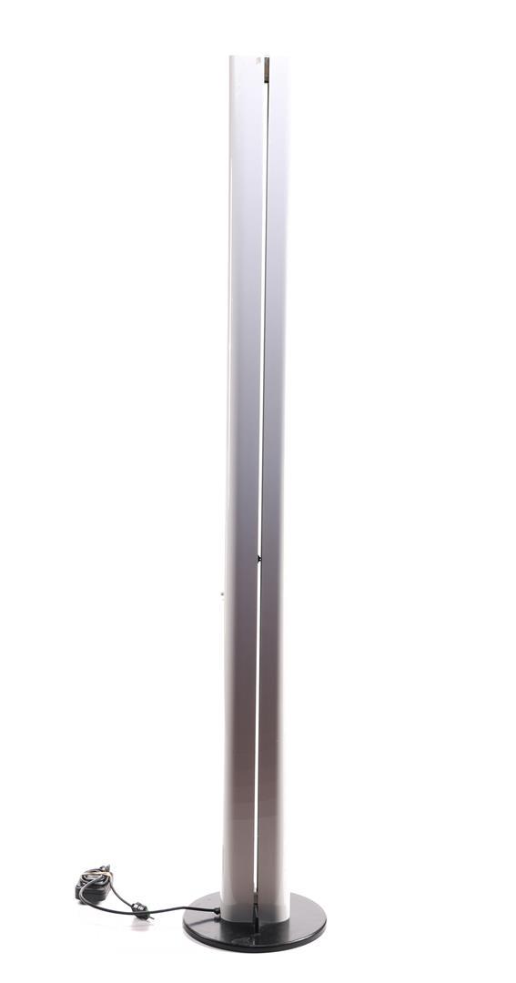Gianfranco Frattini: Gianfranco Frattini (1926-2004)White lacquered metal dimmable floor lamp on blackened foot, design Gianfranco Frattini for Artemide, model 'Megaron', Milan design year 1979, 182 cm high