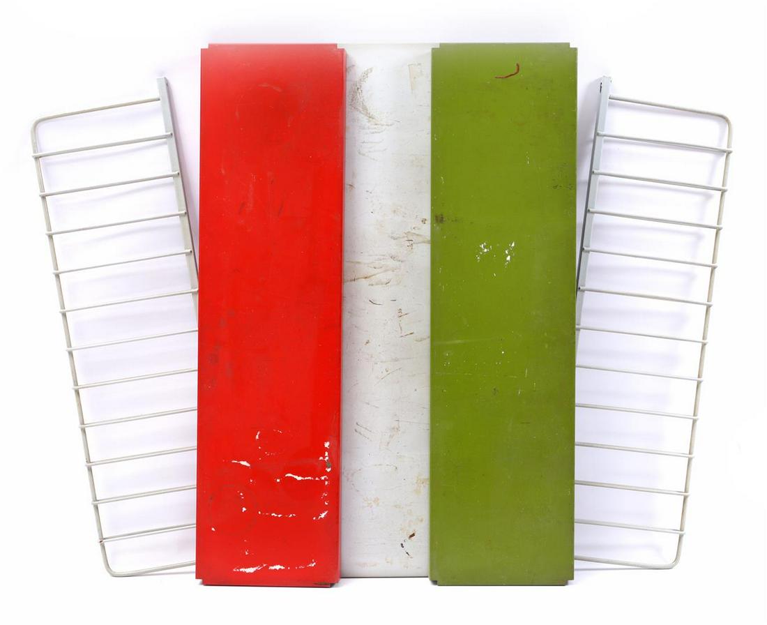 Metal wall rack (1 of 1)