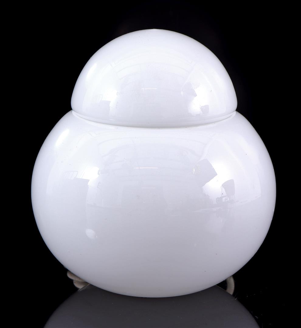 Sergio Asti: Sergio Asti (1926-2021)White glass 2-piece table lamp, design Sergio Asti for Candle, model 'Daruma', Italy ca. 1970, 20 cm high