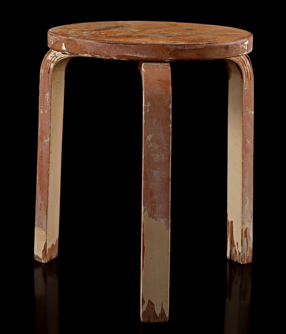 Alvar Aalto: Alvar Aalto (1898-1976)Curved birch wood stool, design Alvar Aalto for Artek, model '60', 44 cm high