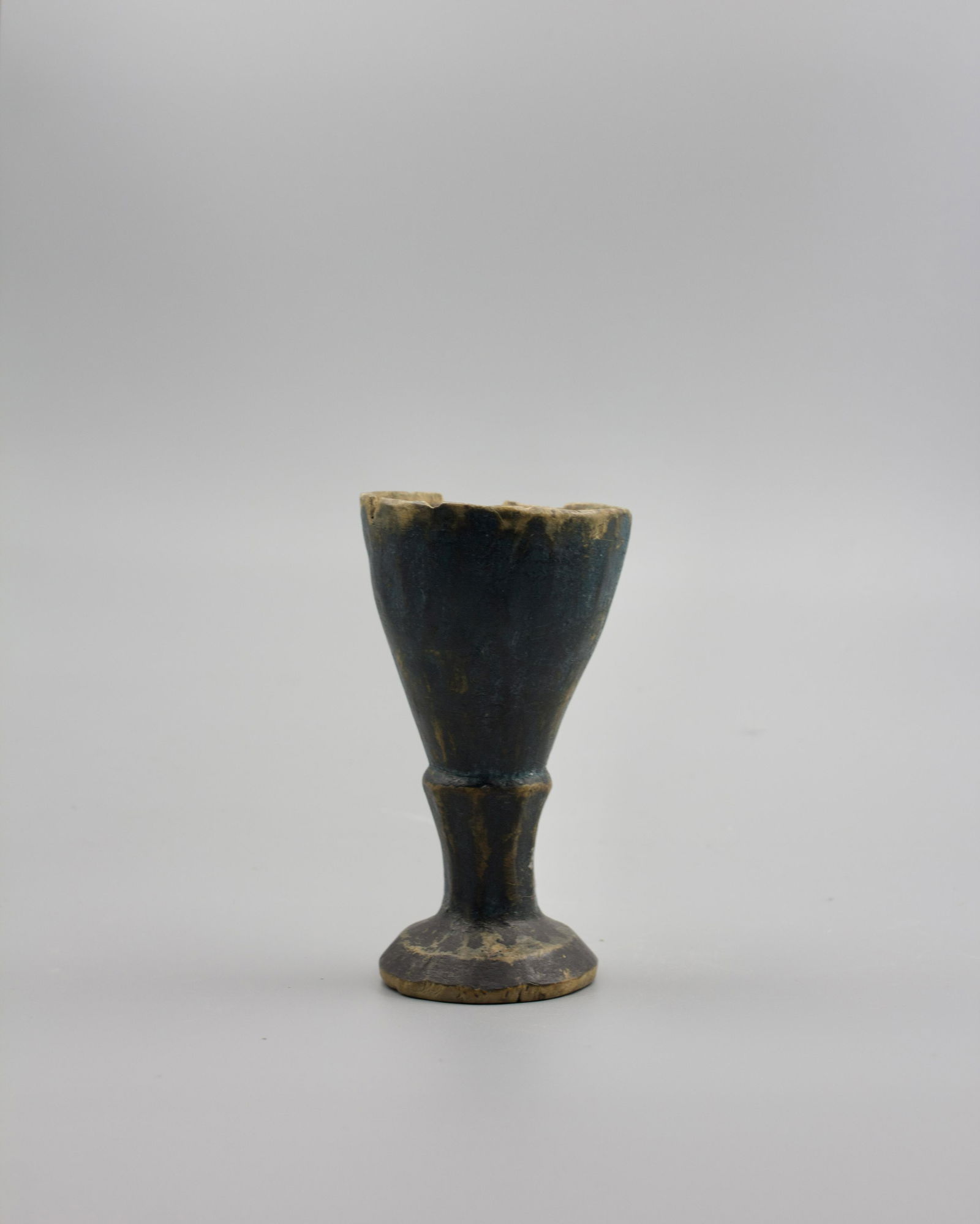 EARLY PAINTED HAND-CARVED WOOD TREEN EGG CUP. (1 of 5)