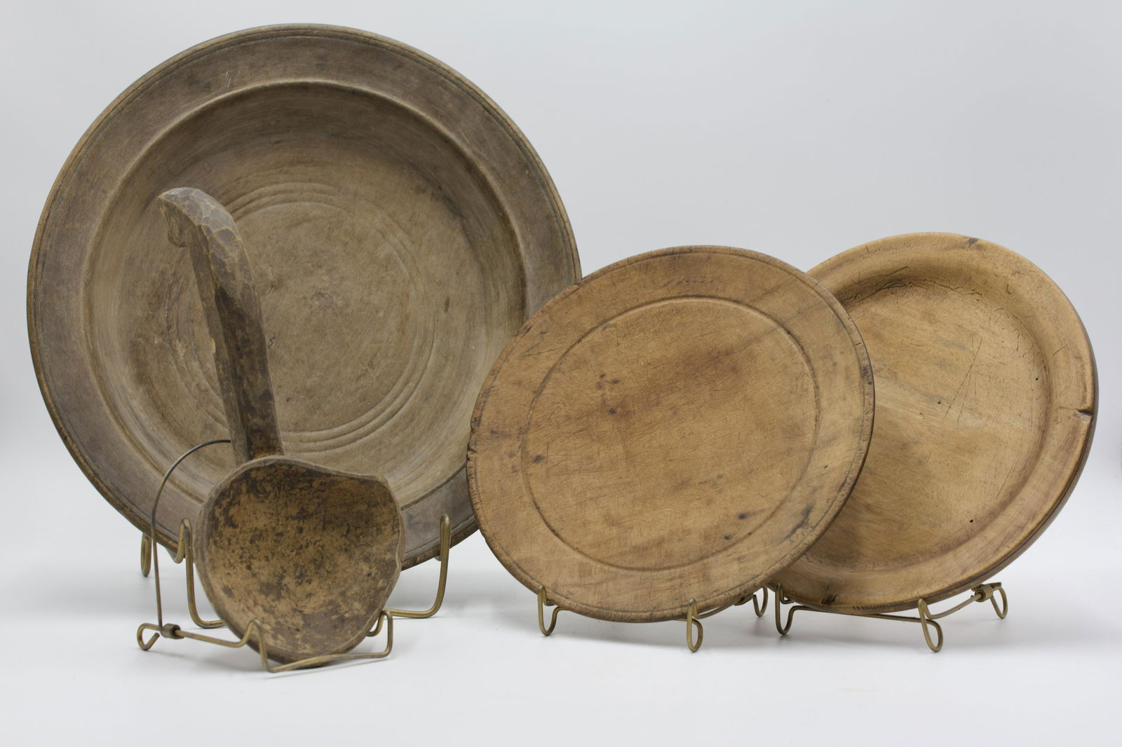 GROUP OF EARLY HAND-CARVED TREEN WOODENWARE. (1 of 7)