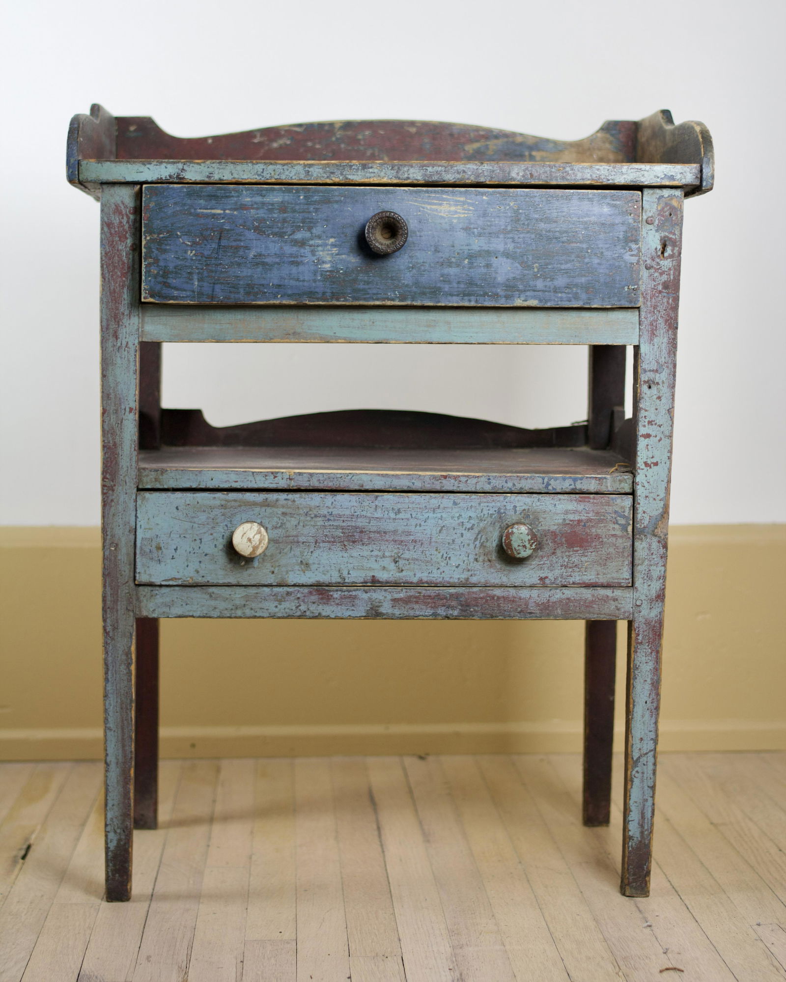 PAINTED FEDERAL COUNTRY WASH STAND. (1 of 7)