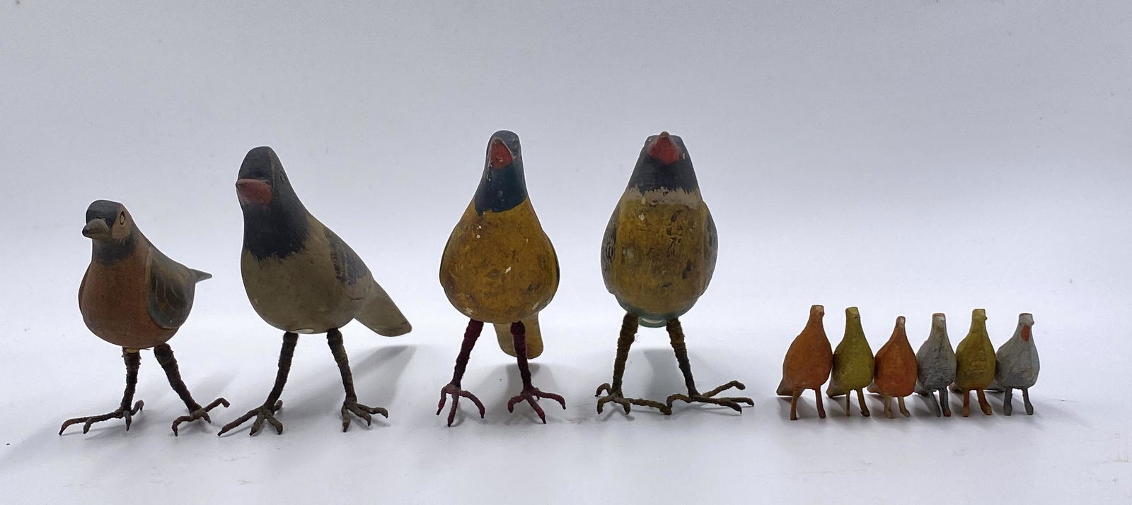 GROUP OF FOLK ART CARVED BIRDS. (1 of 5)
