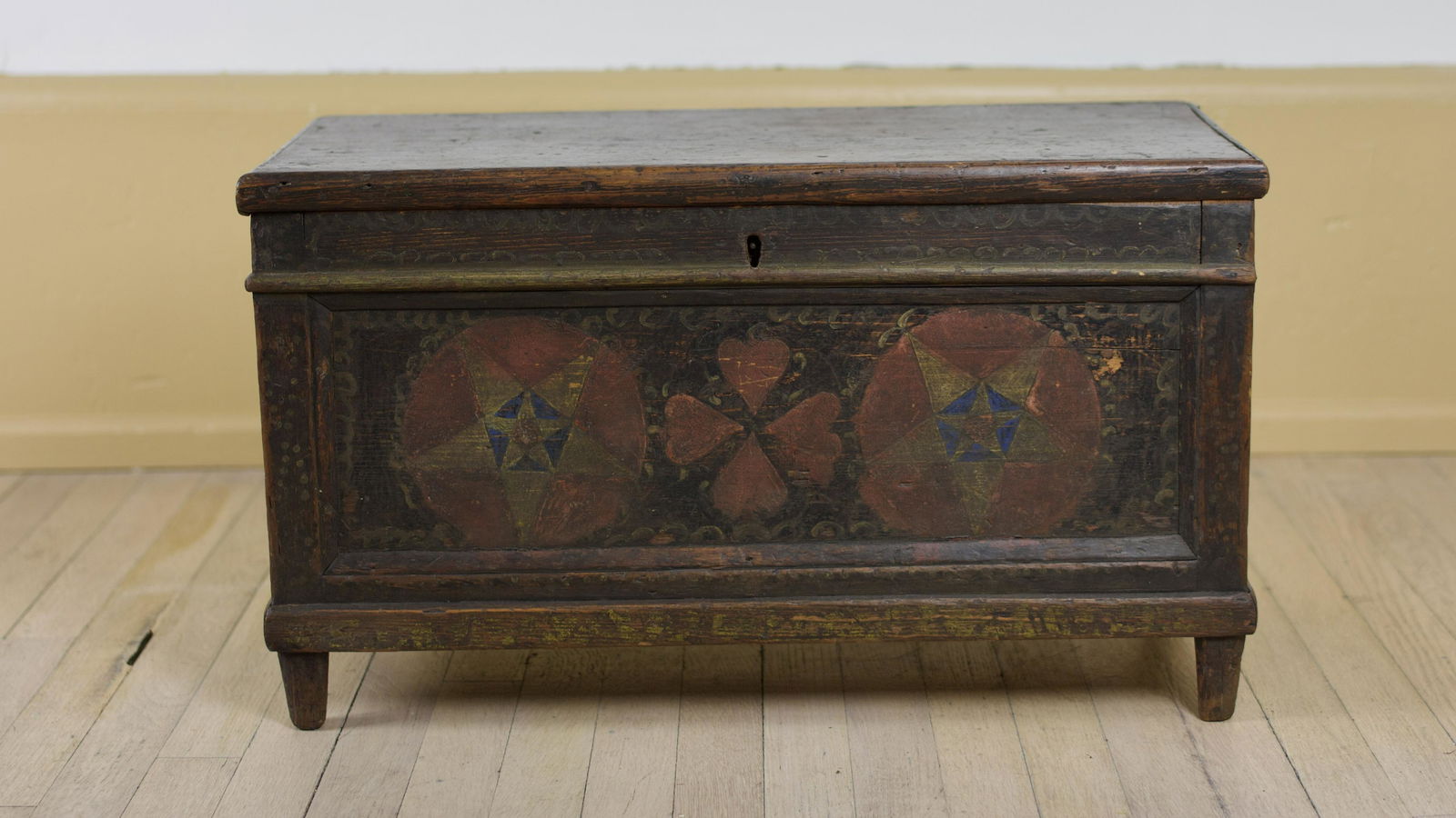 DIMINUTIVE PINE BLANKET BOX. (1 of 6)