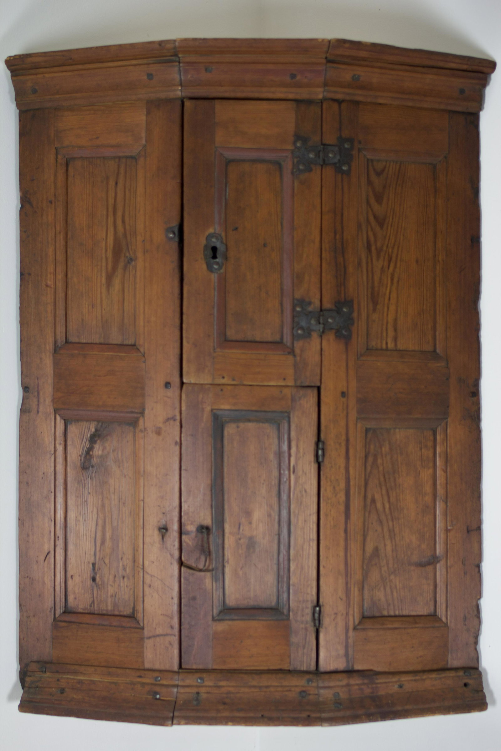 PINE THREE-SIDED PANELED HANGING CORNER CUPBOARD. (1 of 3)
