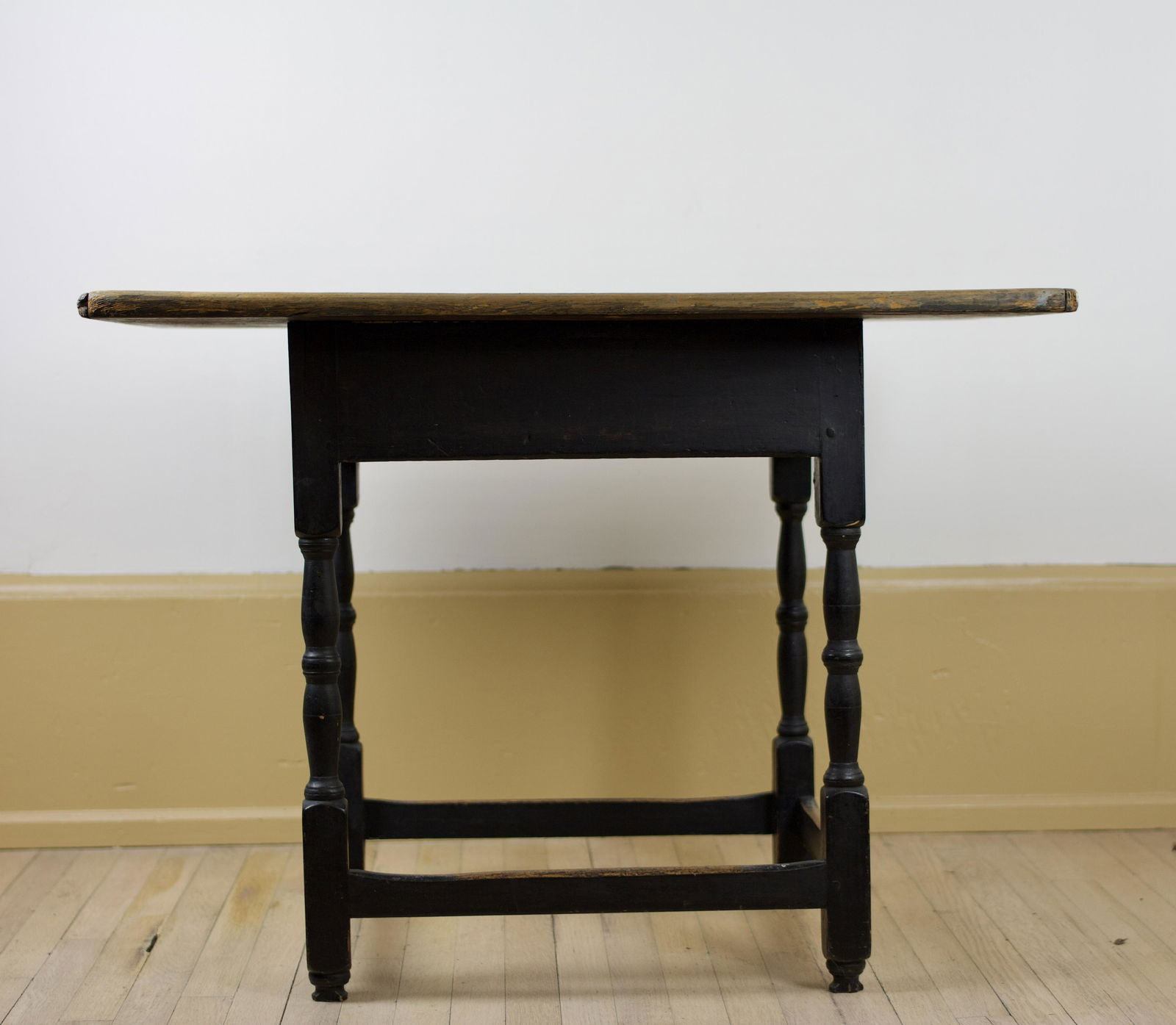 TAVERN TABLE ONE BOARD TOP. (1 of 4)