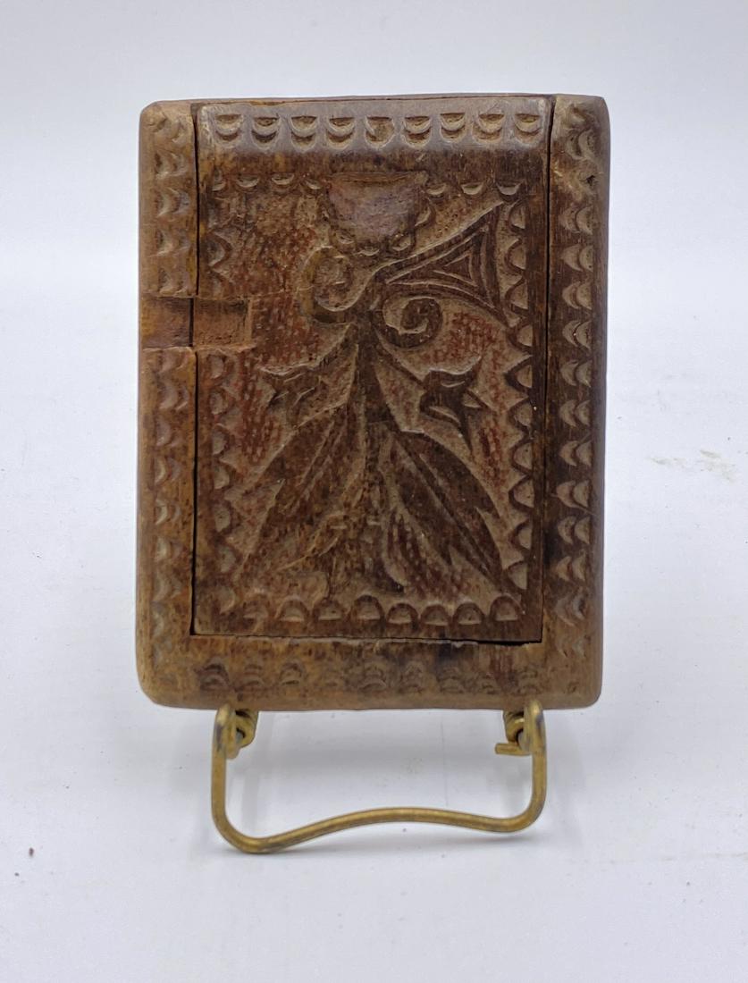 RARE CARVED POCKET TRAVEL MIRROR.: American, 17th or 18th Century. Primitive tulips, slide lid. Backside is primitive flowers in a basket. 3.5"l. 2.75"d. 1.75"w.