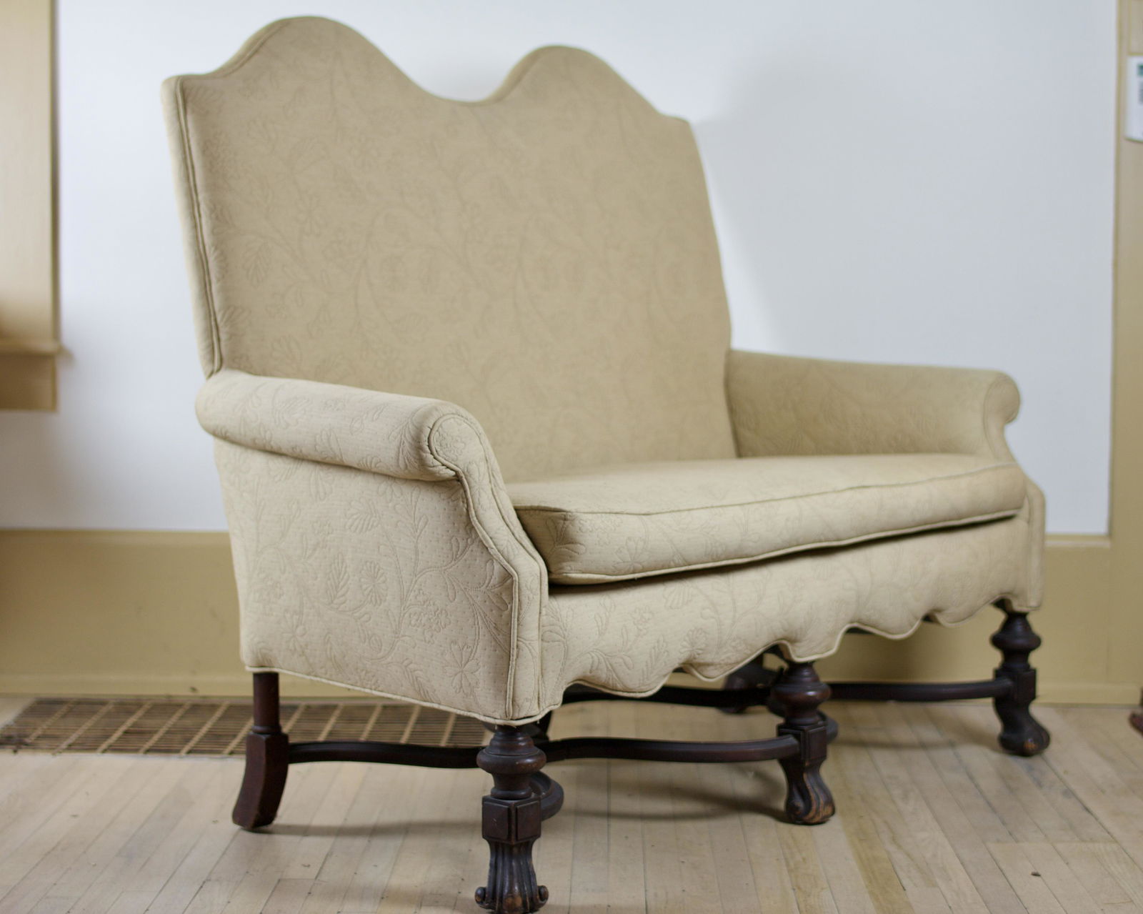 WILLIAM AND MARY SOFA. (1 of 6)