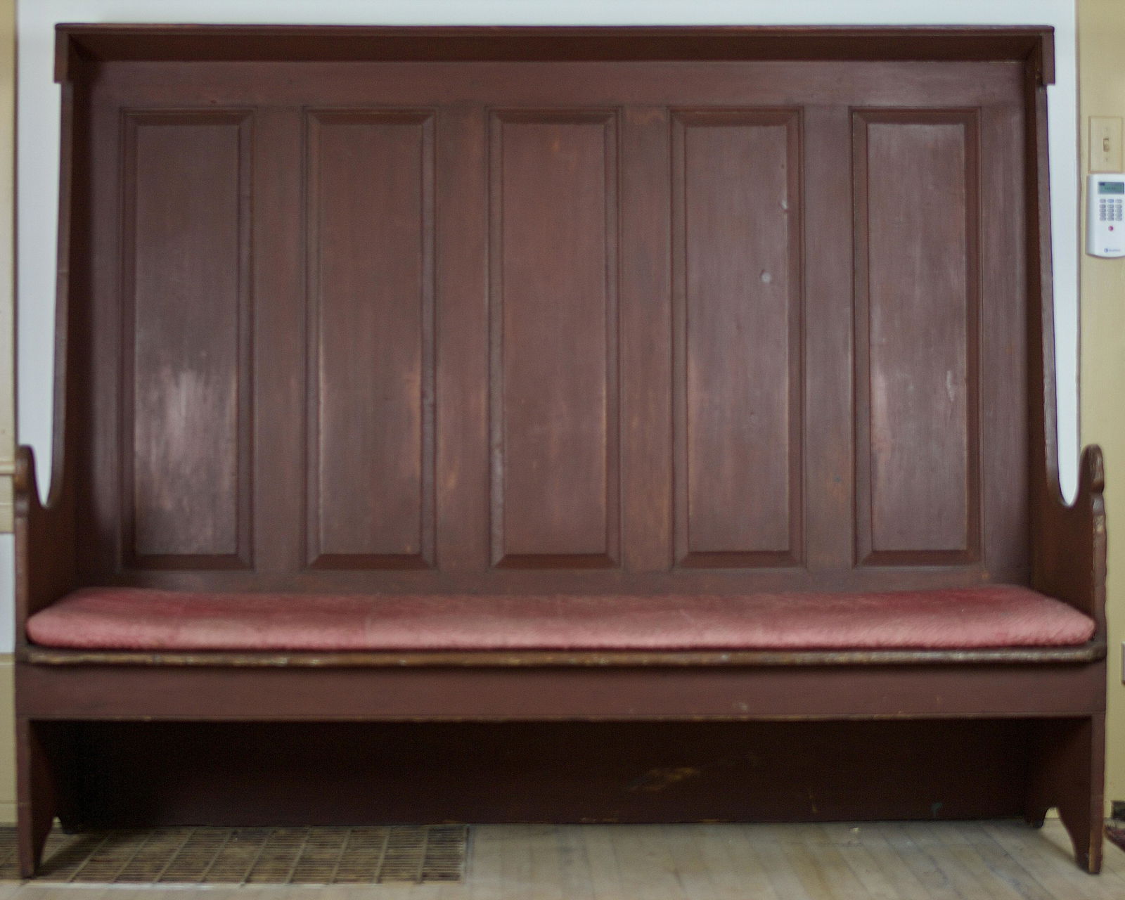 RARE LARGE PINE FIRESIDE BENCH. (1 of 10)