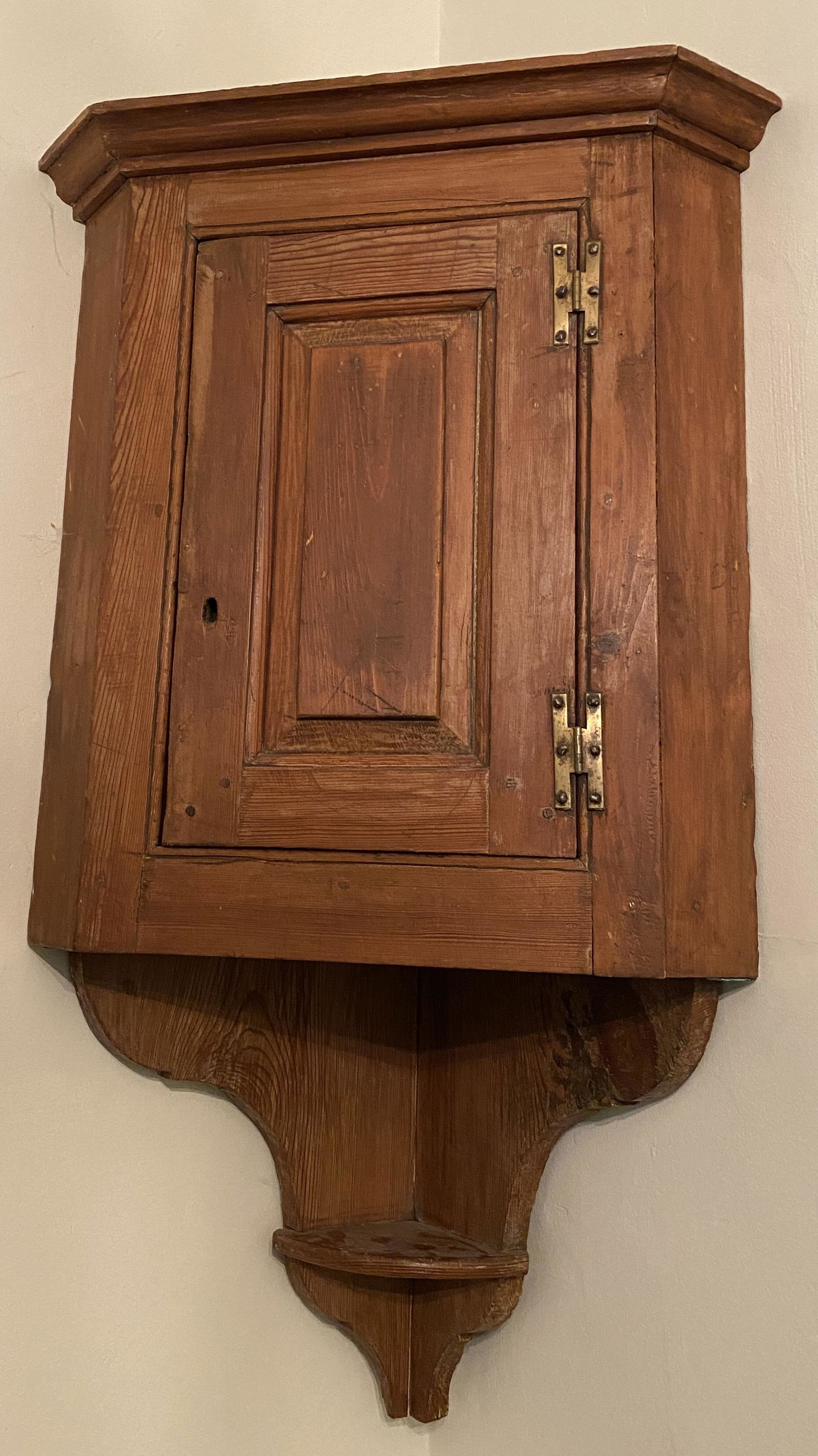 PINE HANGING CORNER CUPBOARD. (1 of 3)