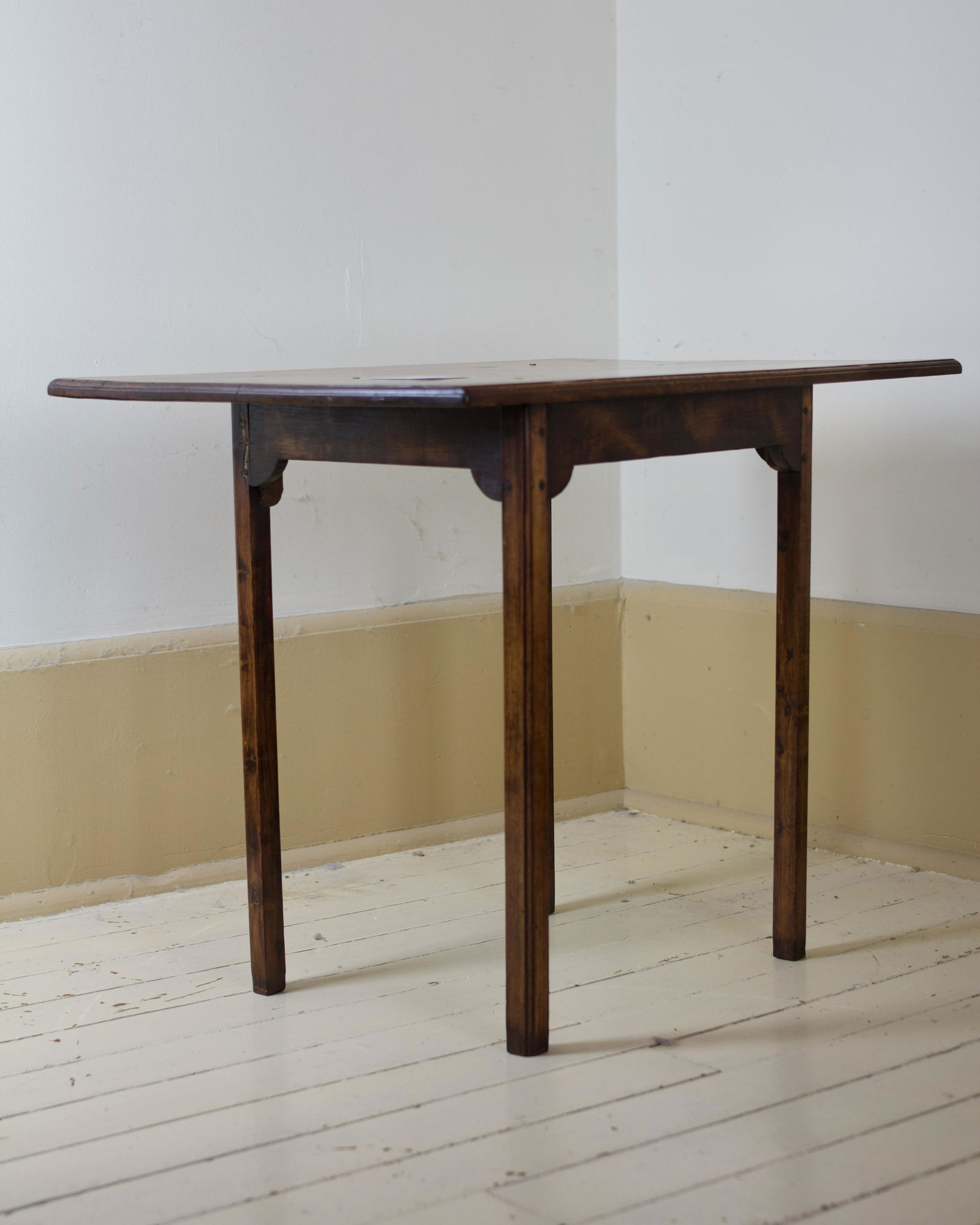 TIGER MAPLE CHIPPENDALE TAVERN TABLE. (1 of 3)