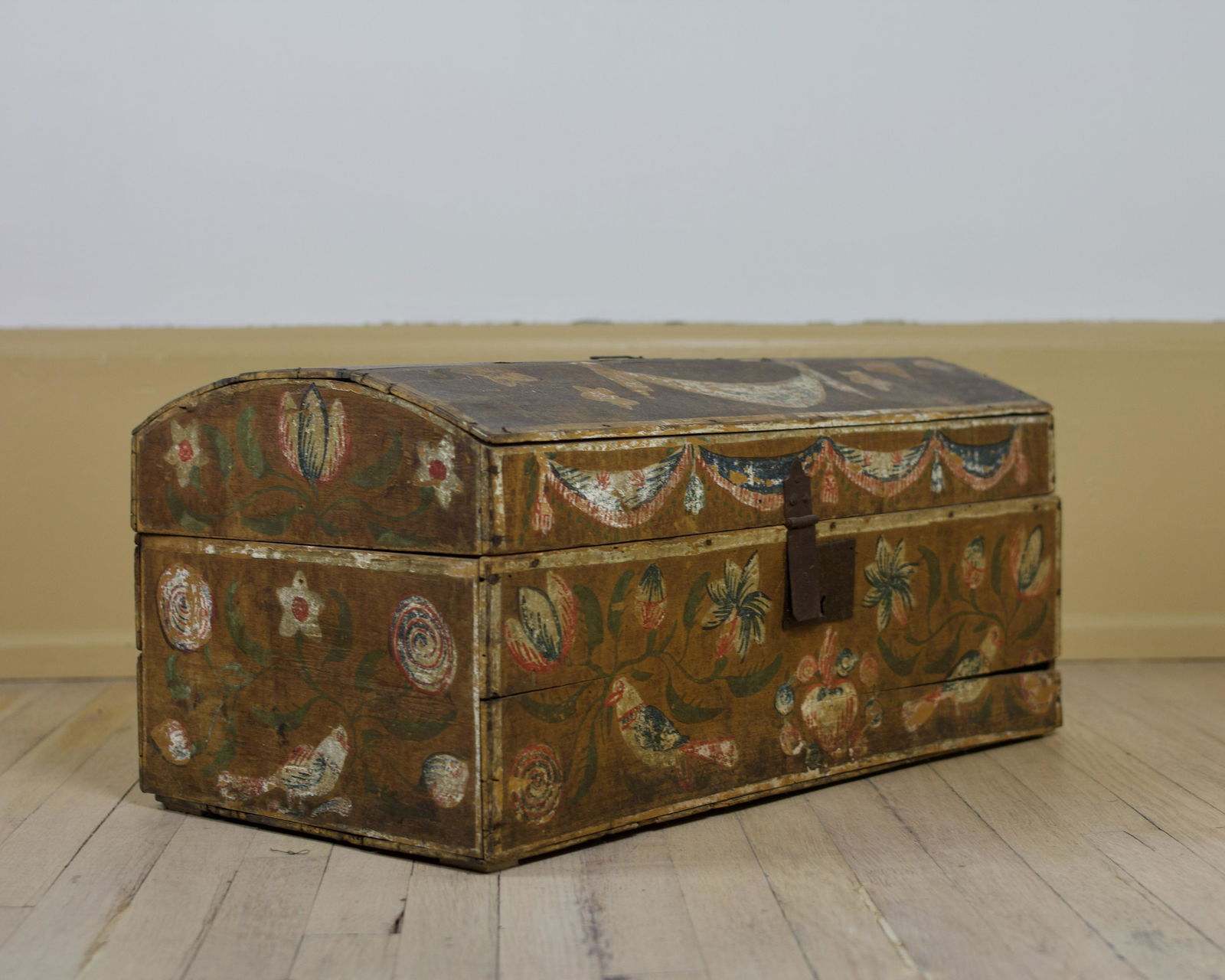 PAINTED DECORATED DOME BOX. (1 of 6)