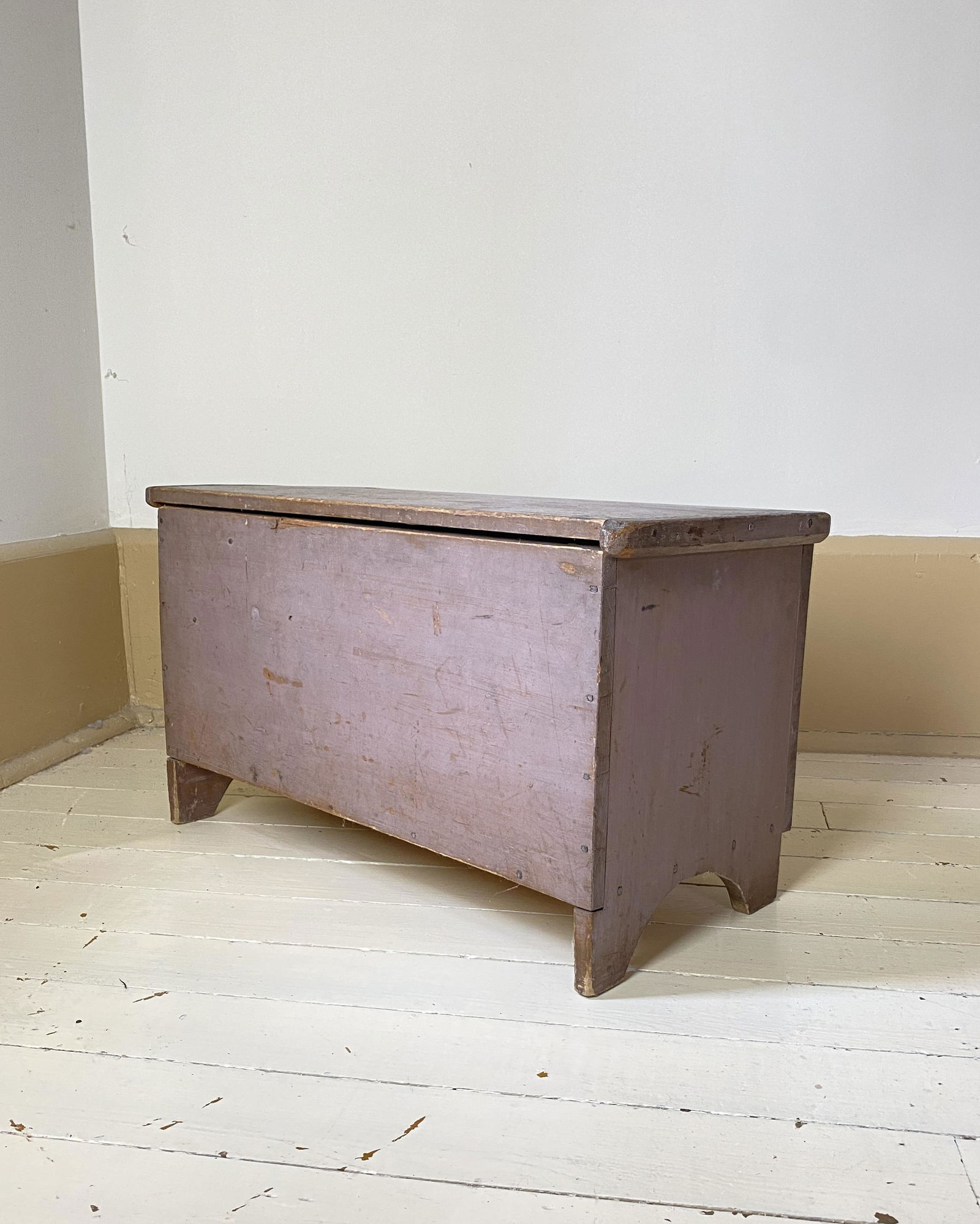 SMALL SIX BOARD PINE BLANKET BOX. (1 of 4)