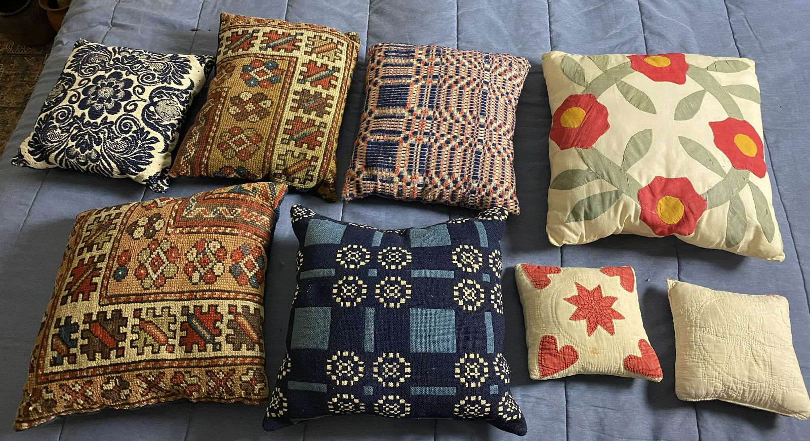 GROUP OF THROW PILLOWS. (1 of 2)