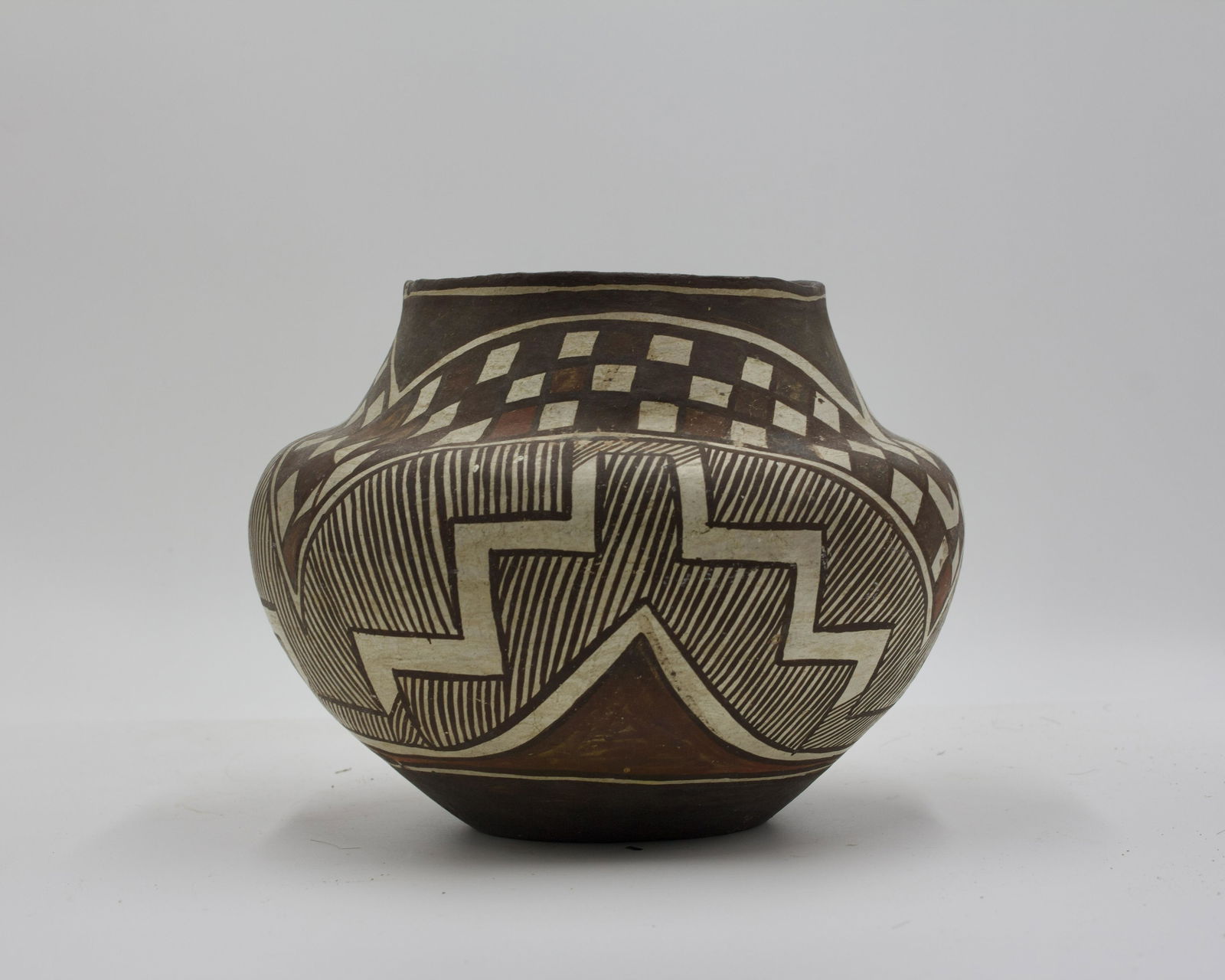 DECORATED POT. (1 of 2)