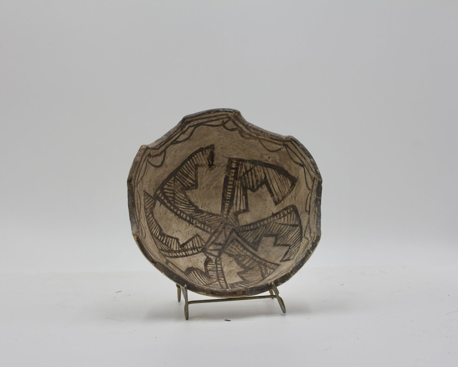 CLASSIC PRIMITIVE BOWL. (1 of 3)