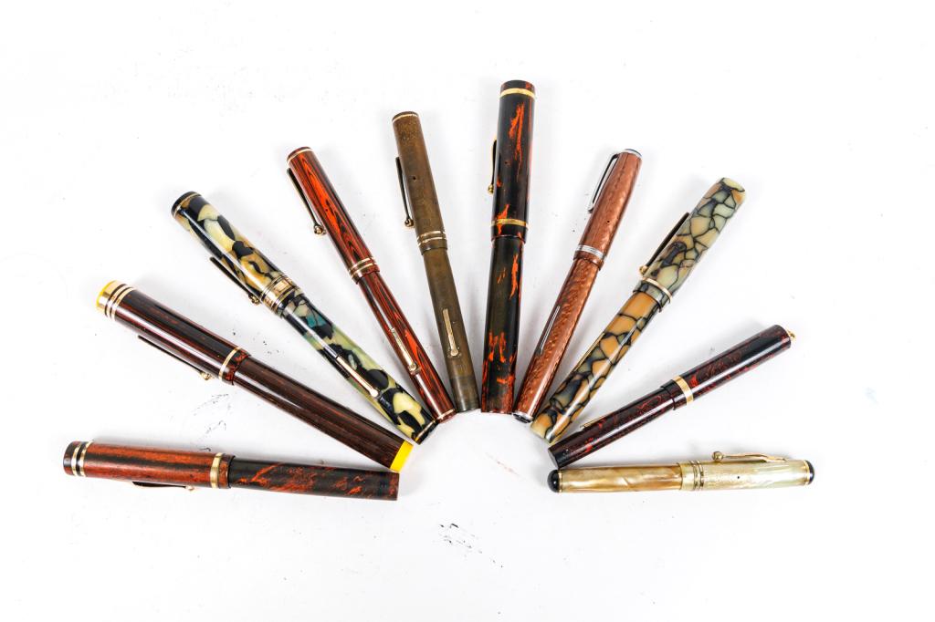 GROUP OF TEN FOUNTAIN PENS.: 20th and 21st Century. Two Wahl Eversharp: one red and black woodgrain with gold bands and clip and 14k nib, 5.125"l., one olive green with gold band and clip and 14k nib (ink stains), 5.1875"l.; one 
