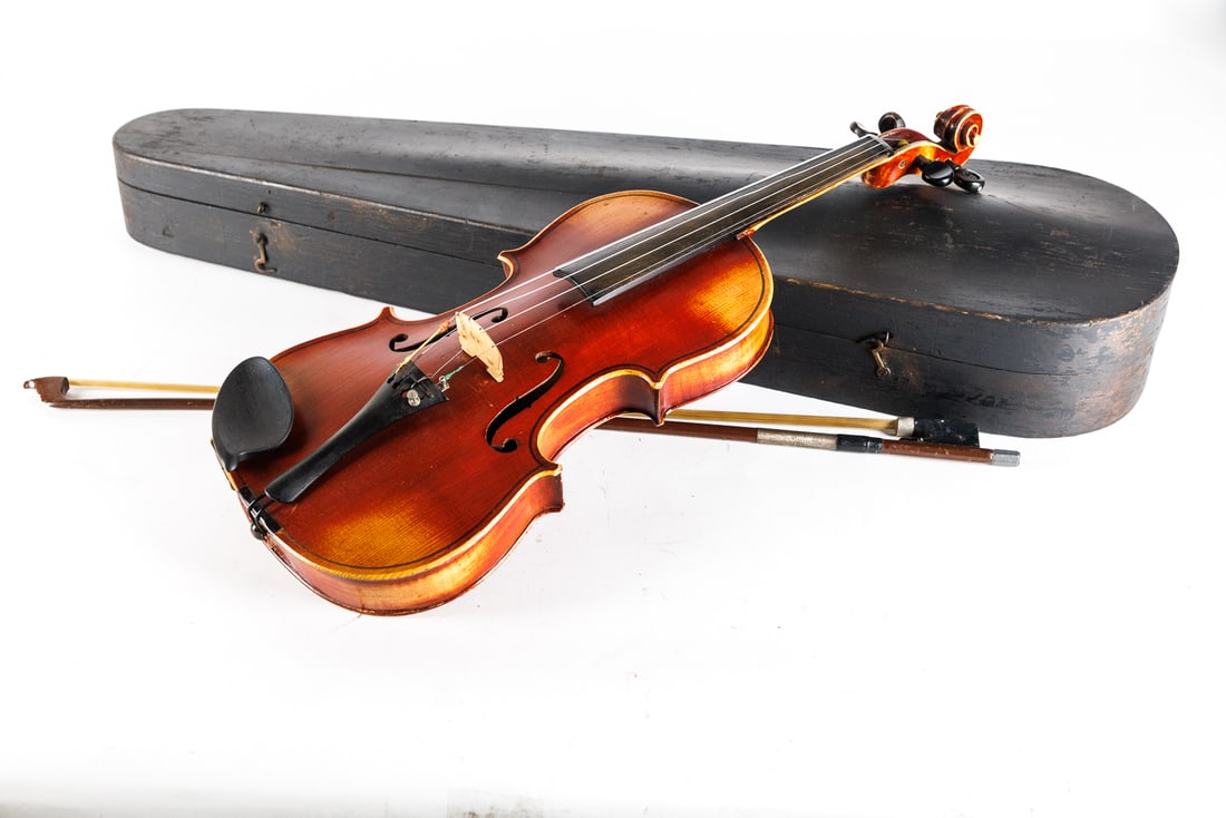 ANTIQUE HANDMADE VIOLIN WITH CASE AND BOW. (1 of 11)