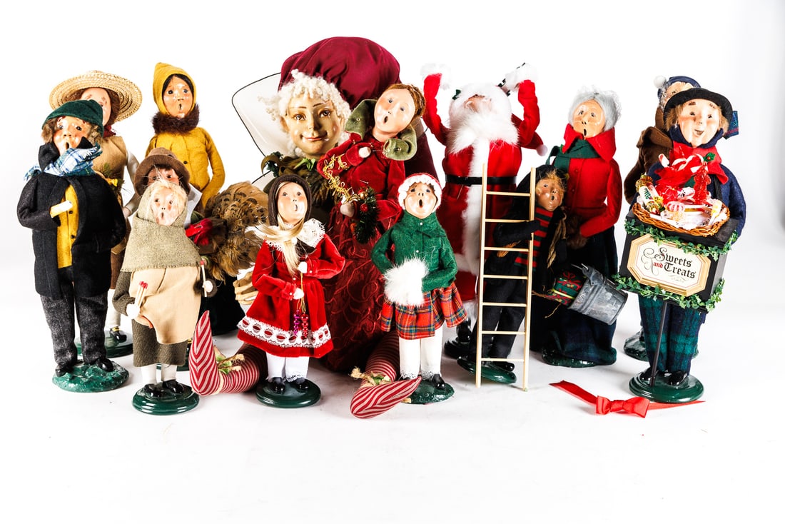 LARGE GROUP OF CHRISTMAS CAROLING DOLLS / FIGURES BY BYERS CHOICE. (1 of 16)