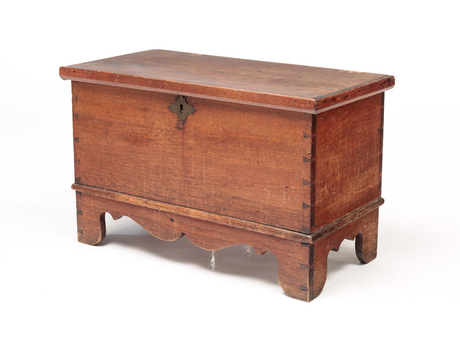 CHILD?S BLANKET CHEST. (1 of 5)