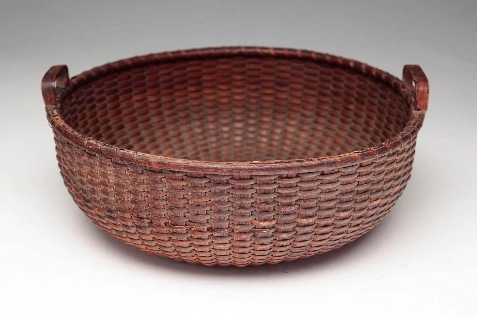 EARLY LUG-HANDLED NANTUCKET BASKET. (1 of 4)