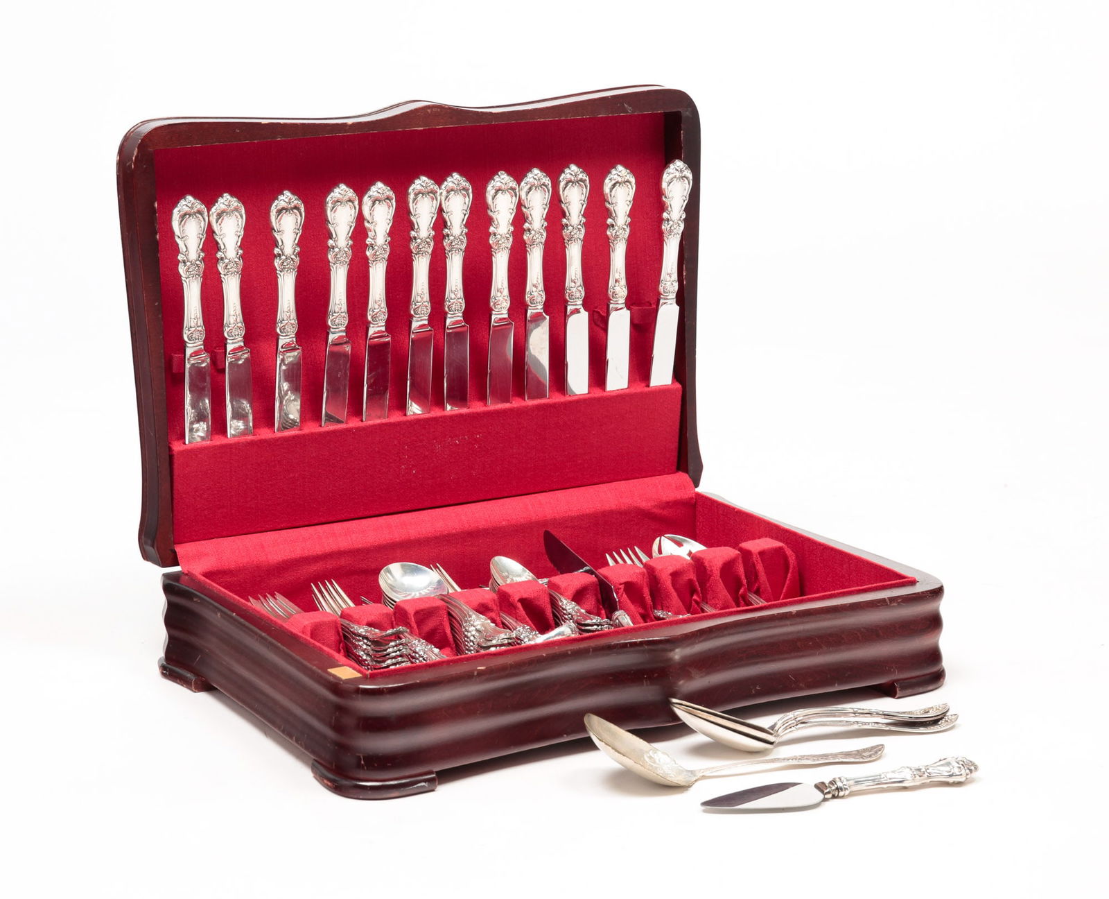 SET OF REED & BARTON BURGUNDY PATTERN FLATWARE. (1 of 6)