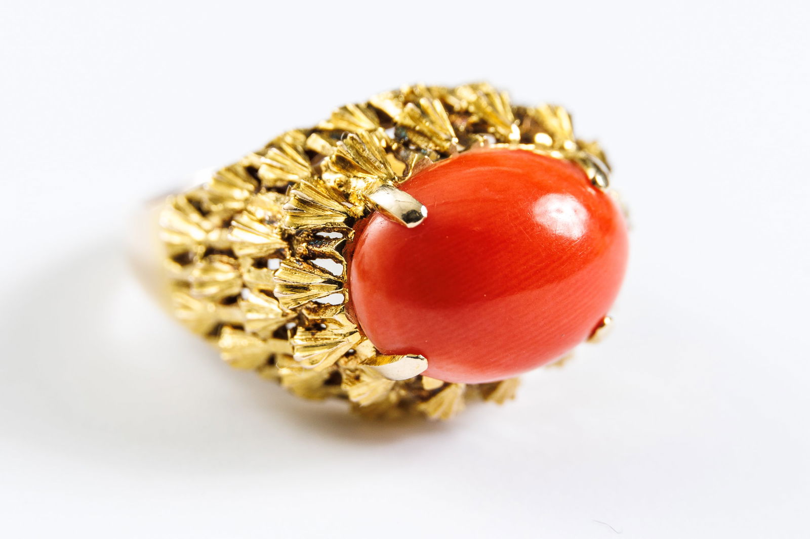 CORAL AND 14K GOLD JEWELRY SUITE. (1 of 9)