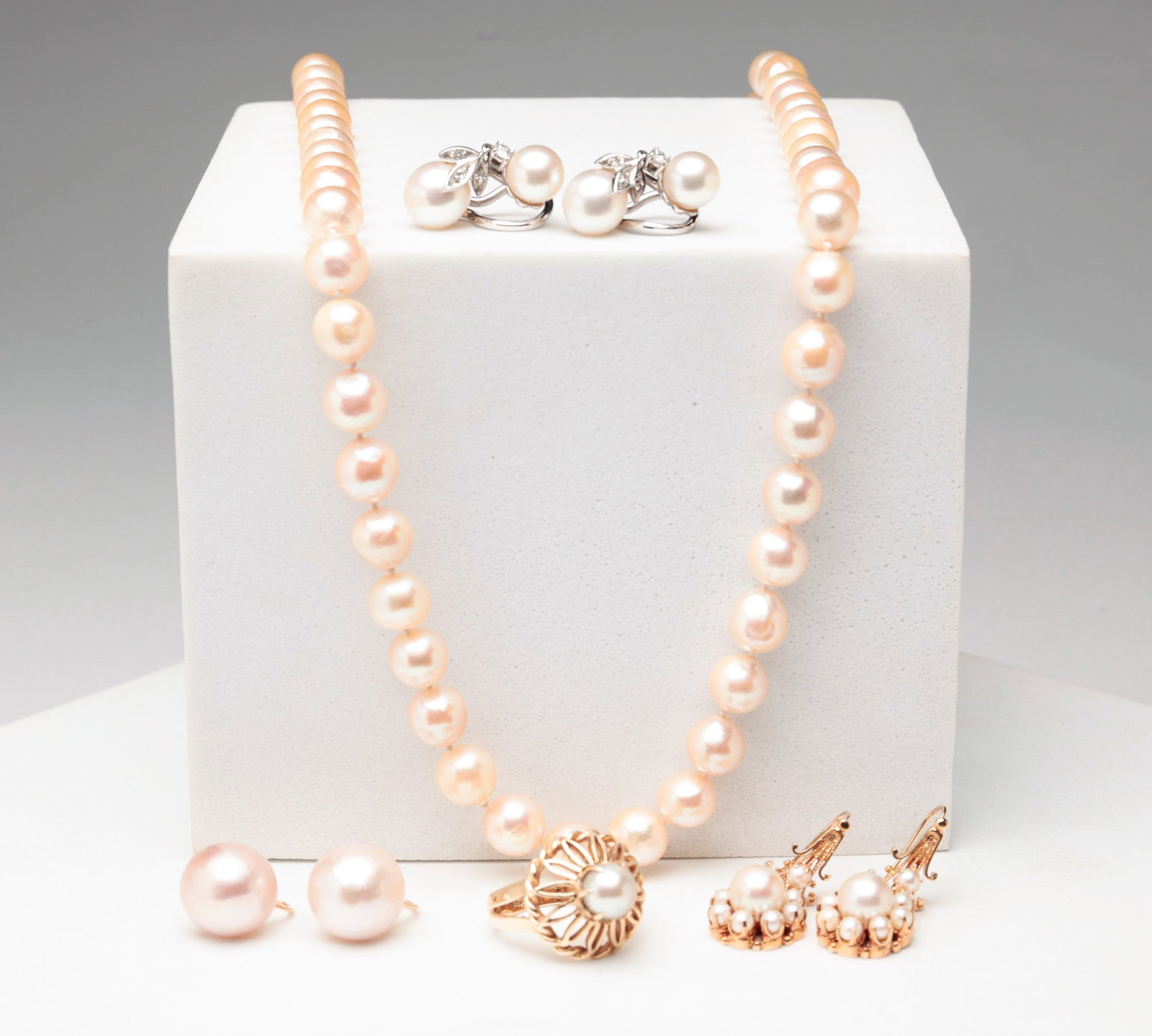 GROUP OF PEARL JEWELRY. (1 of 4)