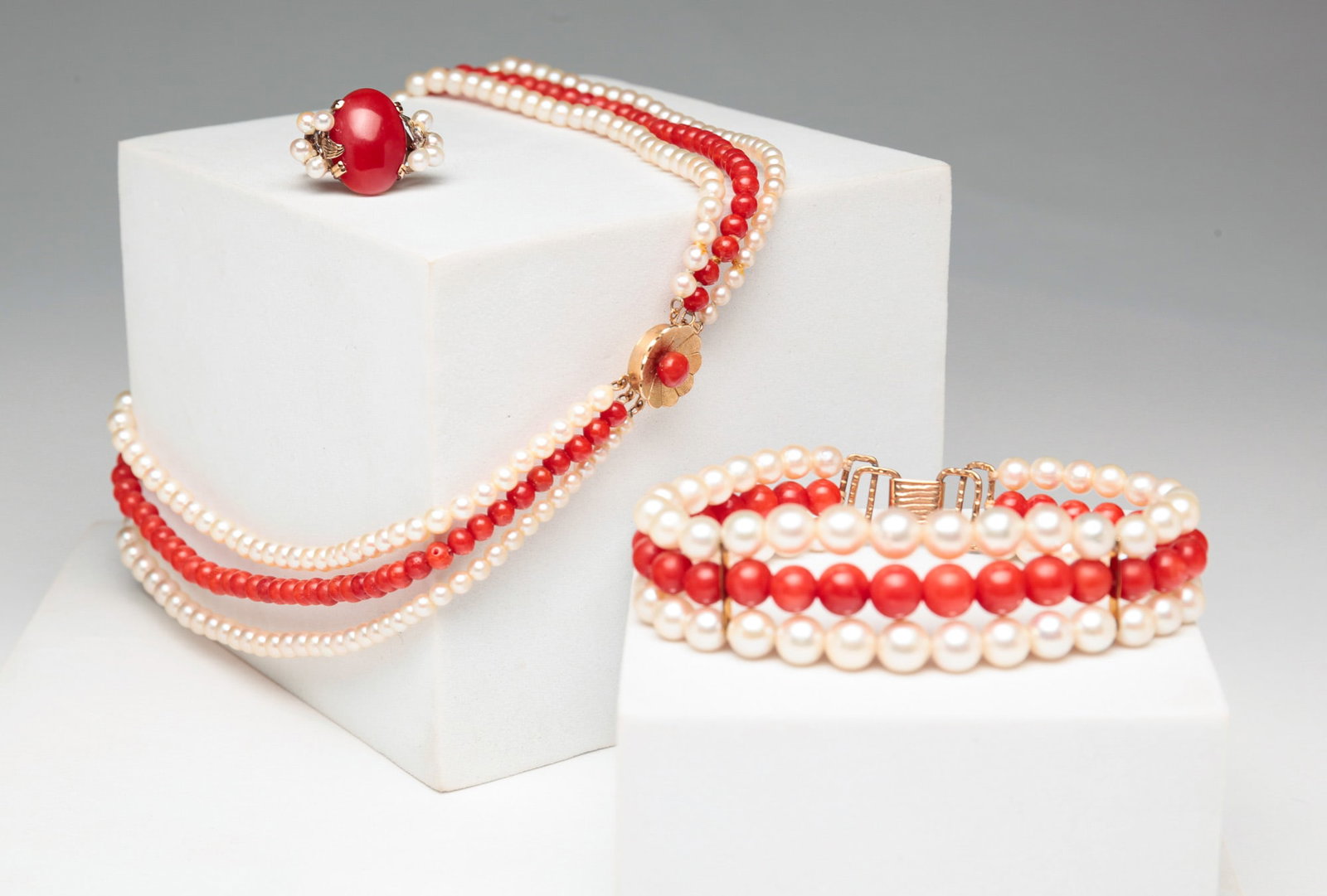 SUITE OF CORAL AND PEARL JEWELRY. (1 of 5)