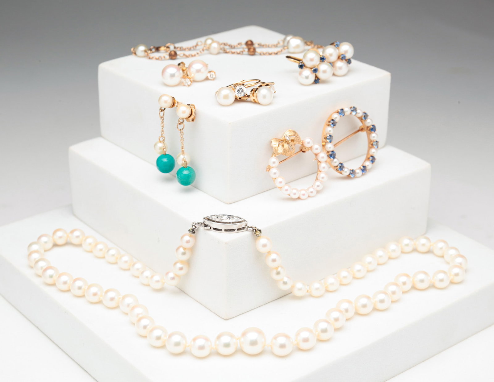 EIGHT PIECES OF PEARL JEWELRY. (1 of 3)