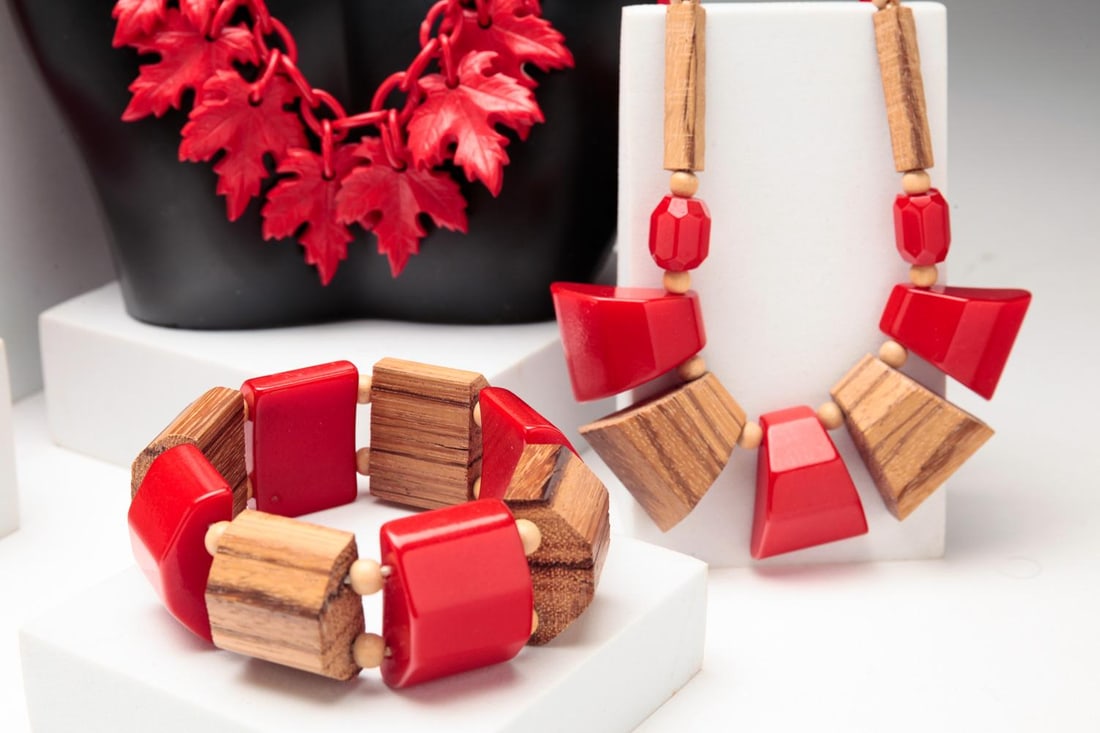 CHERRY RED BAKELITE & CELLULOID JEWELRY. (1 of 4)