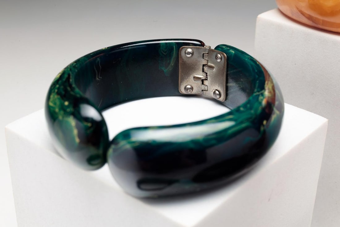 VINTAGE BAKELITE AND RESIN HINGED BANGLES. (1 of 6)
