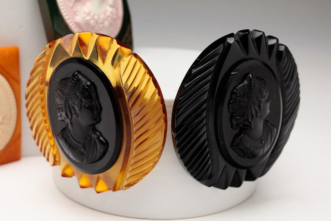 SIX VINTAGE BAKELITE CAMEOS. (1 of 5)