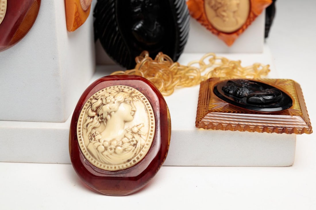 GROUP OF BAKELITE & CELLULOID CAMEOS. (1 of 5)