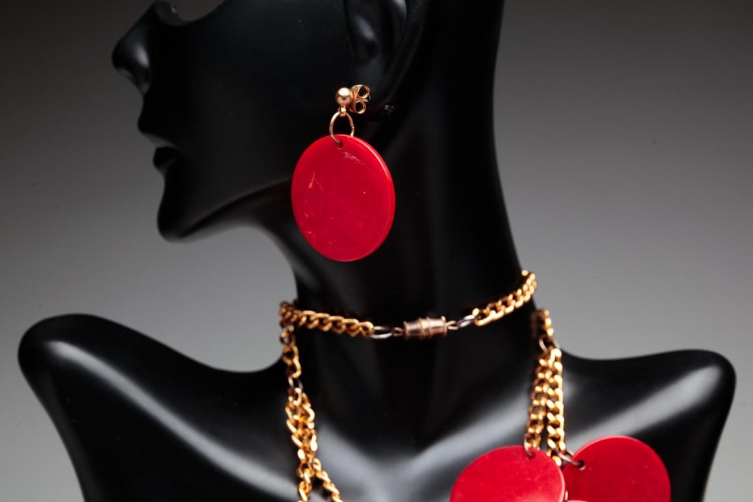 GROUP OF BAKELITE & RESIN DISC JEWELRY. (1 of 3)